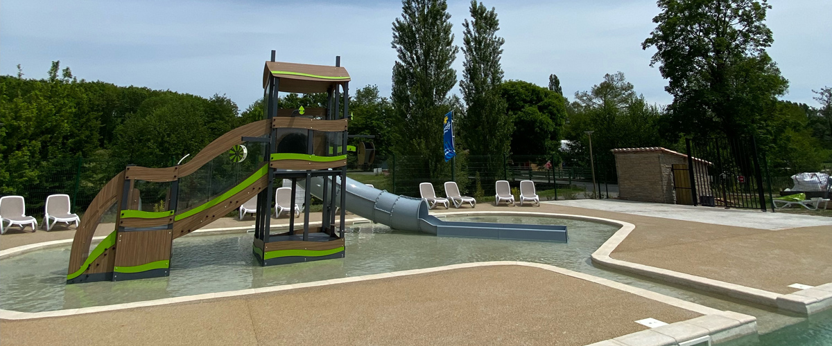 camping avec toboggan au sein d'un espace aquatique en Dordogne