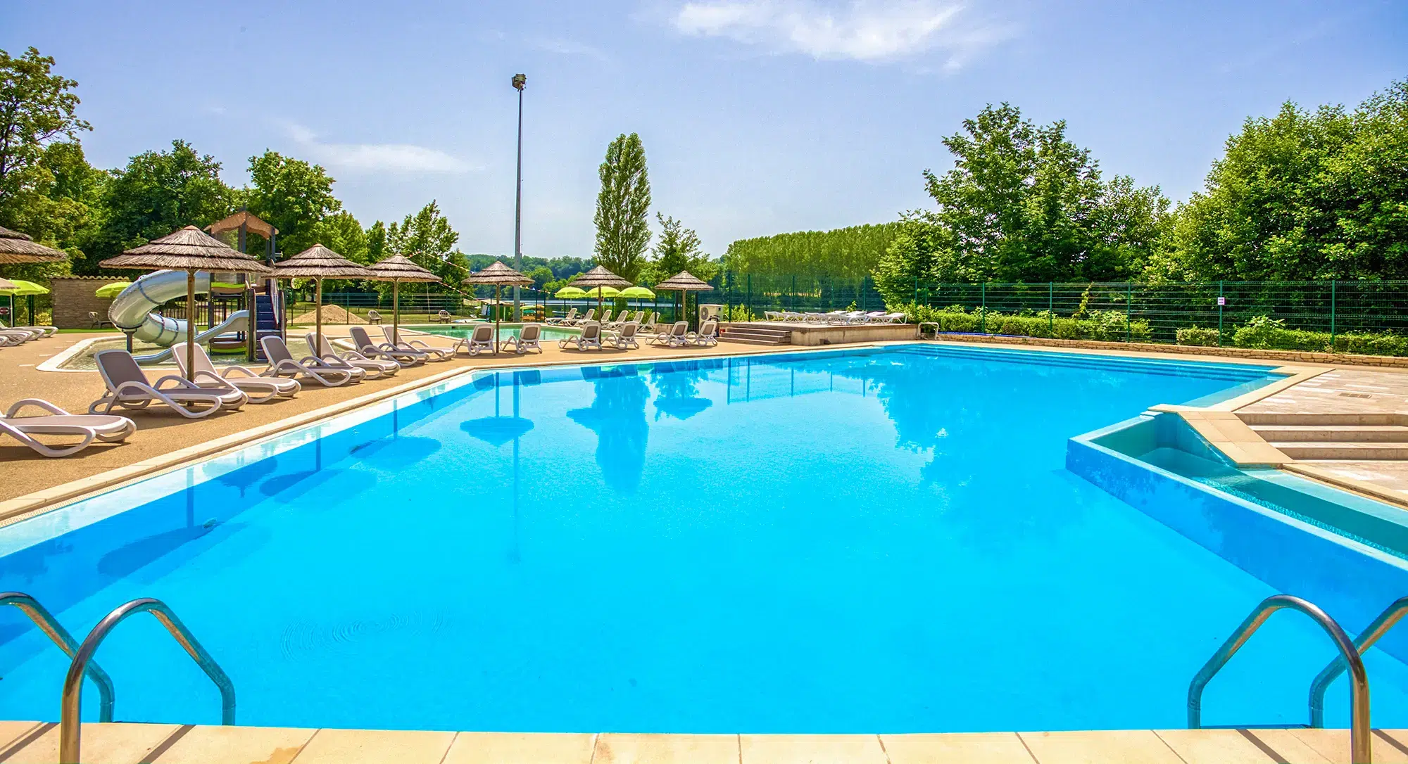 groot zwembad camping Dordogne